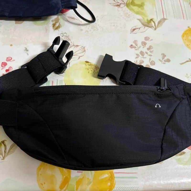 Lightweight sports fanny pack design